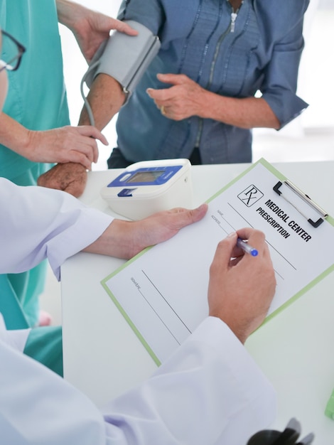 Medico di riunione della donna anziana in ospedale.