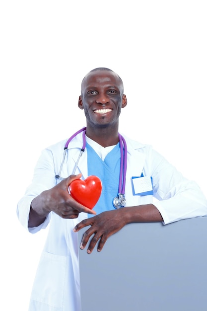 Medico di sesso maschile con cuore rosso e segno bianco isolato su sfondo bianco Doctor Sfondo bianco