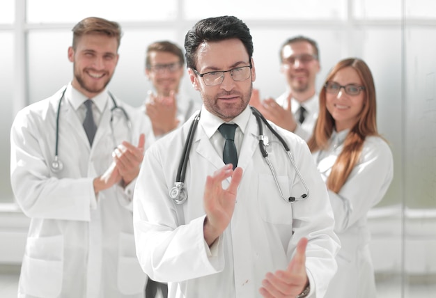 Medico di successo che accetta le congratulazioni dai colleghi