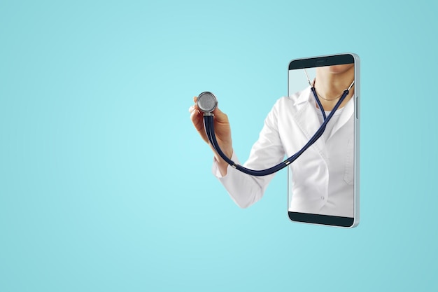 Medico di telemedicina online e concetto di controllo sanitario con smartphone e persona in camice medico con stetoscopio su sfondo blu vuoto con spazio per poster pubblicitario testo o logo mockup