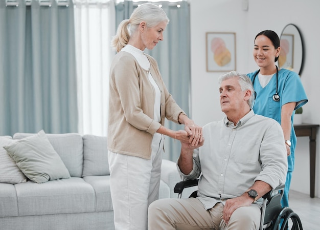 Medico disabile o coppia di anziani che si tengono per mano nella riabilitazione per sostenere l'empatia o la solidarietà insieme Fisioterapia sedia a rotelle sanitaria o infermiera medica paziente anziano disabile infermieristico