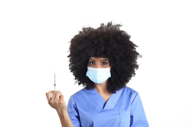 Medico donna afro con maschera medica e siringa con vaccino