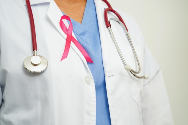 Medico donna asiatica con nastro rosa Giornata mondiale del cancro al seno a ottobre