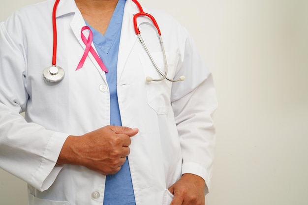 Medico donna asiatica con nastro rosa Giornata mondiale del cancro al seno a ottobre