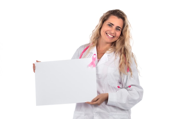 medico donna con stetoscopio rosa con cancro al seno nastro rosa che tiene scheda in bianco su un bianco.