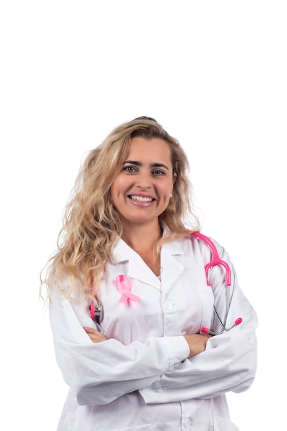 medico donna con stetoscopio rosa con nastro rosa cancro al seno su un bianco.