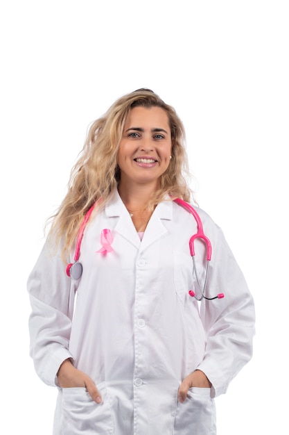 medico donna con stetoscopio rosa con nastro rosa cancro al seno su un bianco.