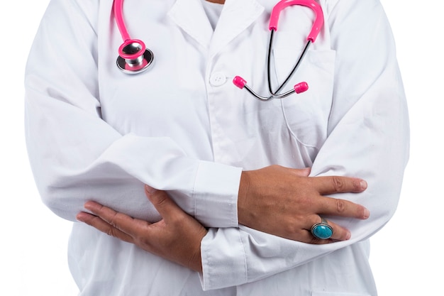 medico donna con stetoscopio rosa su sfondo bianco.