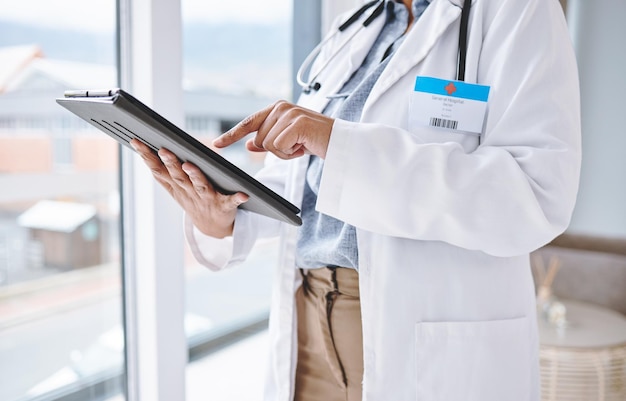 Medico donna con tablet in mano e risultati medici digitali con programma ospedaliero e informazioni sanitarie online Assicurazione sanitaria medico femminile e professionista in medicina con tecnologia