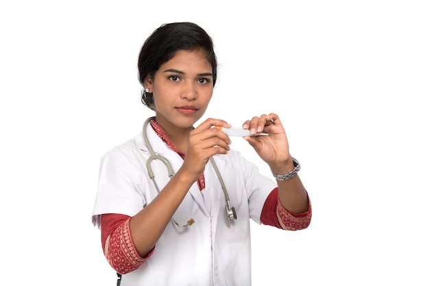Medico donna con un termometro su sfondo isolato