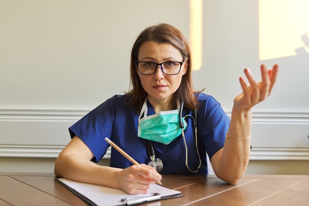 Medico donna guardando la webcam in videoconferenza