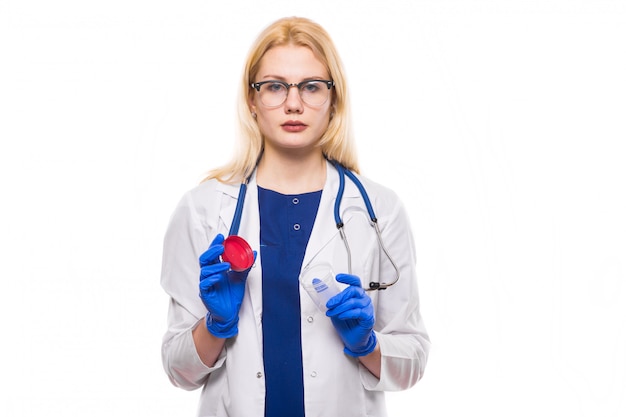 Medico donna in guanti in lattice con vaso di analisi