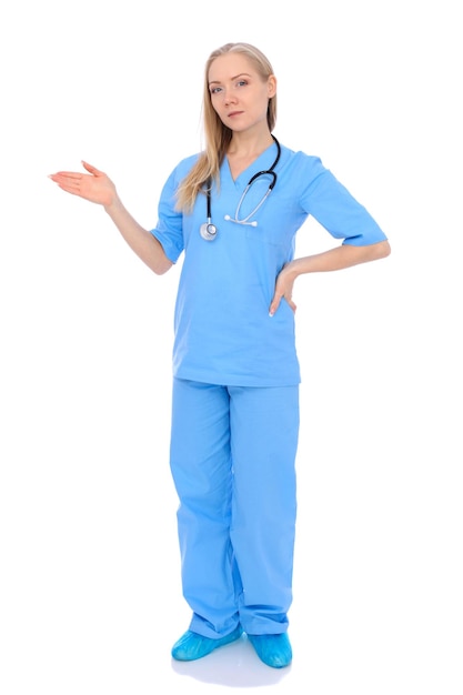 Medico donna o infermiere isolato su sfondo bianco. Rappresentante del personale medico sorridente allegro. Concetto di medicina.