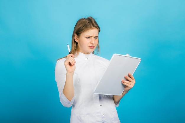 Medico donna su sfondo blu