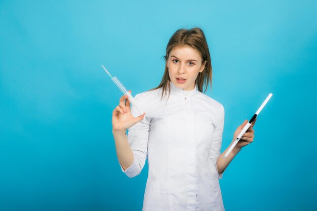 Medico donna su sfondo blu