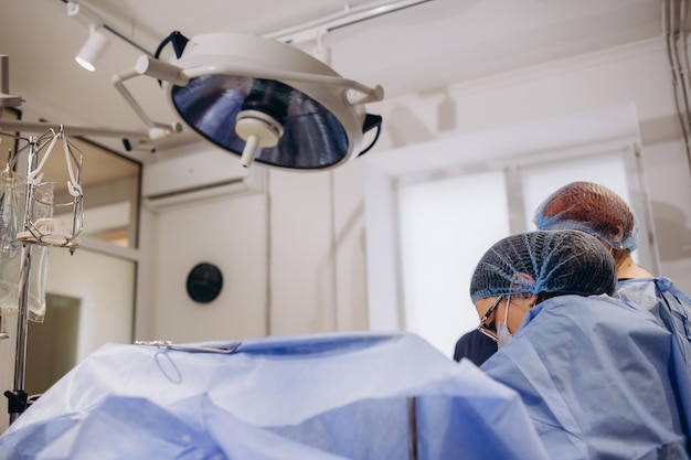 Medico durante l'intervento chirurgico in sala operatoria Medico femminile professionista che esegue un'operazione in sala operatoria Primo piano di chirurgia plastica