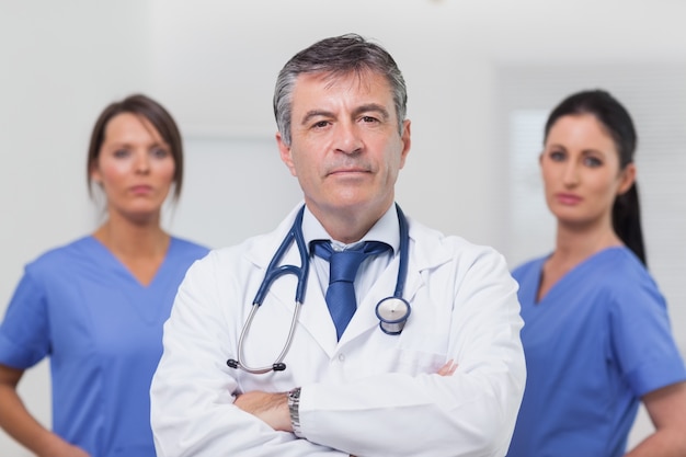 Medico e il suo team di infermieri