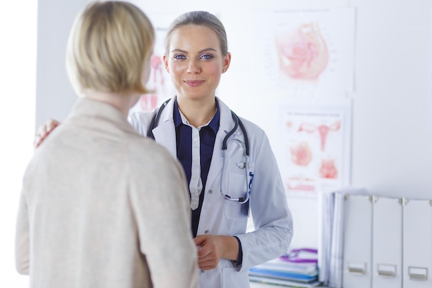 Medico e paziente che discutono di qualcosa seduti al tavolo Concetto di medicina e assistenza sanitaria