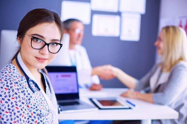 Medico e paziente che discutono di qualcosa seduti al tavolo Concetto di medicina e assistenza sanitaria