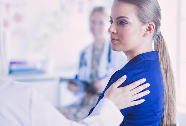 Medico e paziente che discutono di qualcosa seduti al tavolo Concetto di medicina e assistenza sanitaria