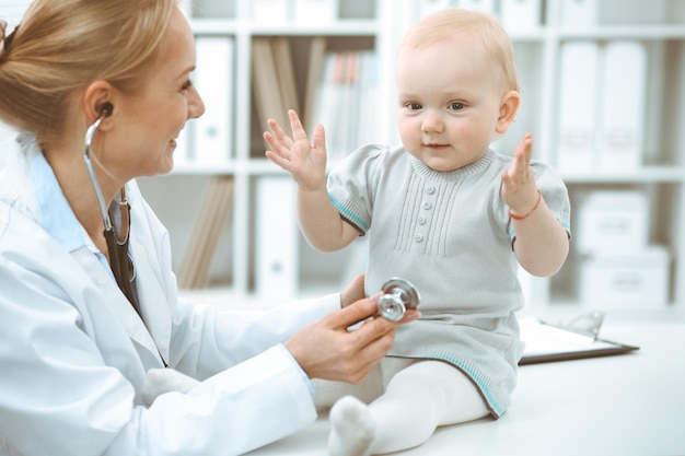 Medico e paziente in ospedale. La bambina viene esaminata dal medico con lo stetoscopio. Concetto di medicina.