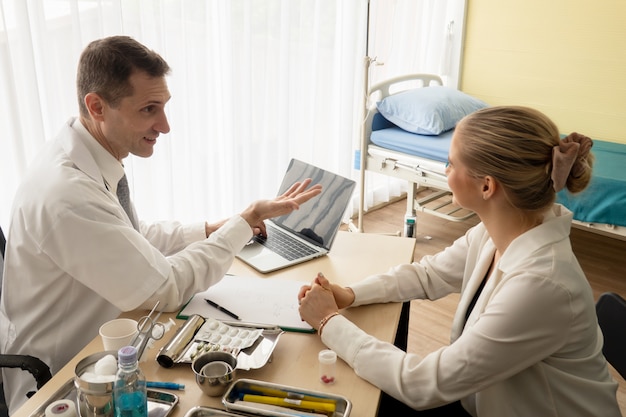 Medico e paziente in ospedale