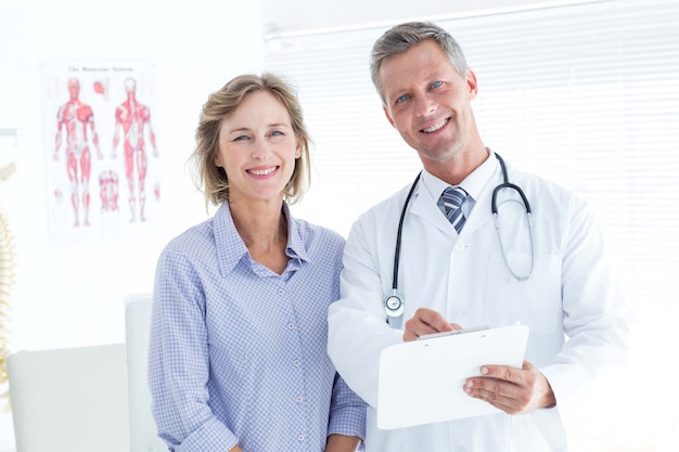 Medico e paziente sorridendo alla telecamera