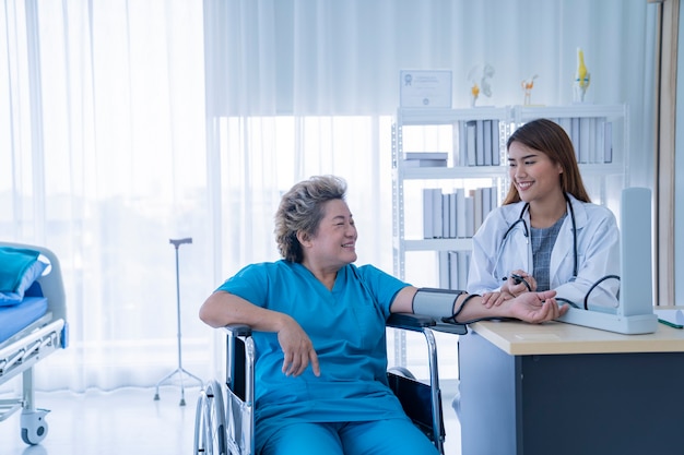 medico femminile asiatico all'ospedale