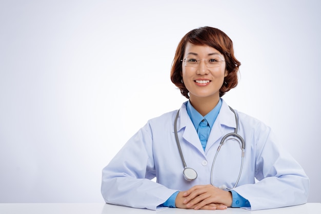 Medico femminile asiatico