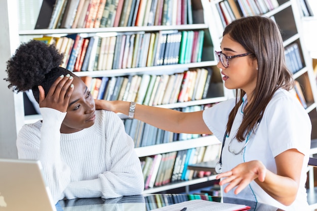 Medico femminile che conforta il suo paziente