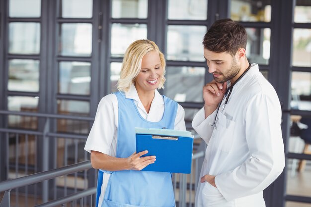 Medico femminile che discute con il collega maschio