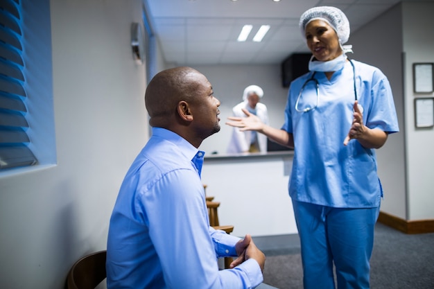 Medico femminile che interagisce con il paziente