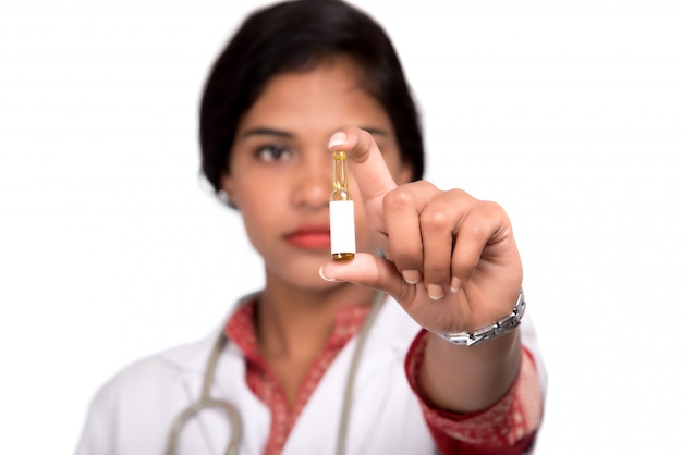 Medico femminile che mostra il tubo di medicina