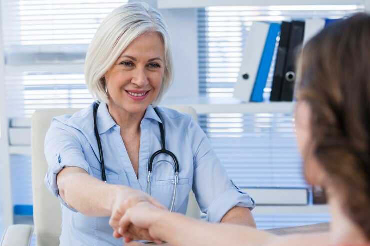 Foto medico femminile che stringe le mani con il paziente