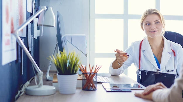 Medico femminile che tiene il modulo di domanda durante la consultazione del paziente