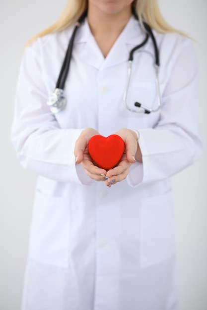 Medico femminile con il cuore della holding dello stetoscopio