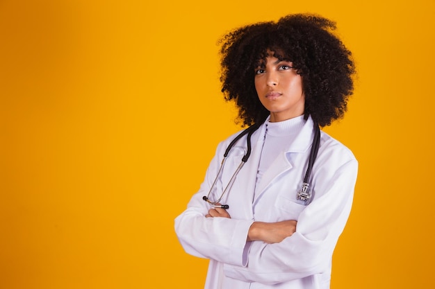 Medico femminile con le braccia incrociate che guarda l'obbiettivo