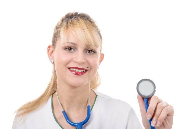 Medico femminile con un ascolto dello stetoscopio isolato su bianco