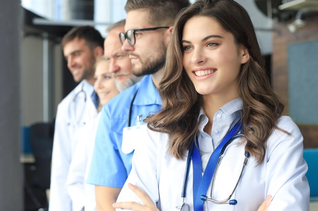 Medico femminile con un gruppo di colleghi di successo felici.