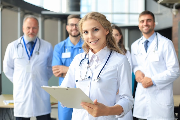 Medico femminile con un gruppo di colleghi di successo felici.