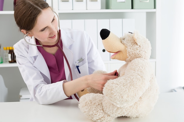 Medico femminile del ritratto all'ospedale