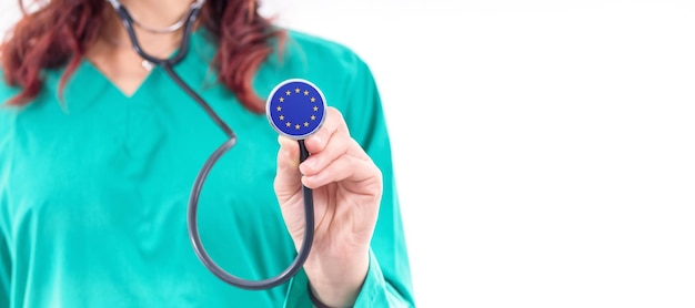 Medico femminile del sistema sanitario nazionale dell'Unione europea con lo stetoscopio