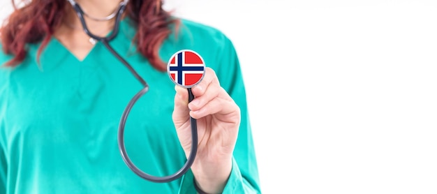 Medico femminile del sistema sanitario nazionale della Norvegia con lo stetoscopio