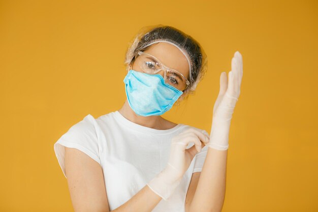 medico femminile in una maschera protettiva e ritratto in primo piano con cappuccio medico