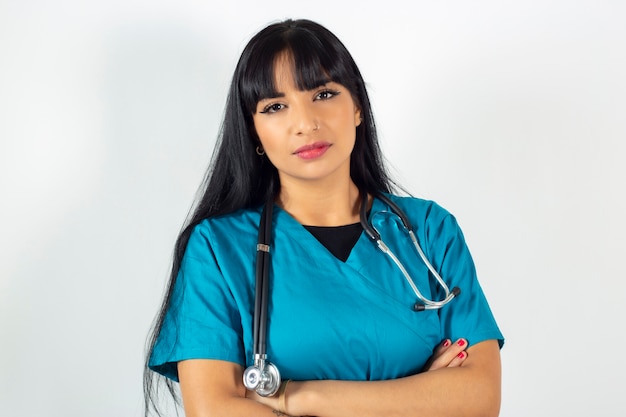 Medico femminile indiano in camice bianco con lo stetoscopio.