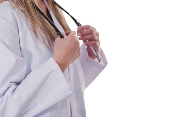 Medico femminile isolato contro bianco