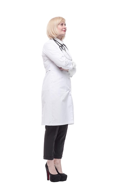 Medico femminile qualificato isolato su sfondo bianco