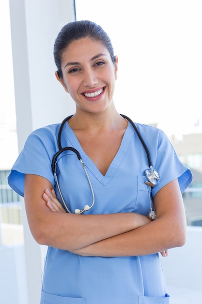 Medico femminile sorridente che guarda l&#39;obbiettivo