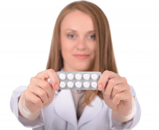 Medico femminile sorridente felice con la droga medica.