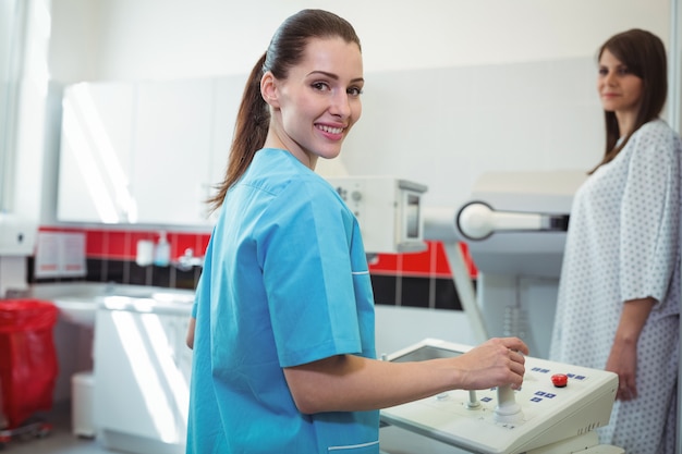 Medico femminile sorridente in ospedale